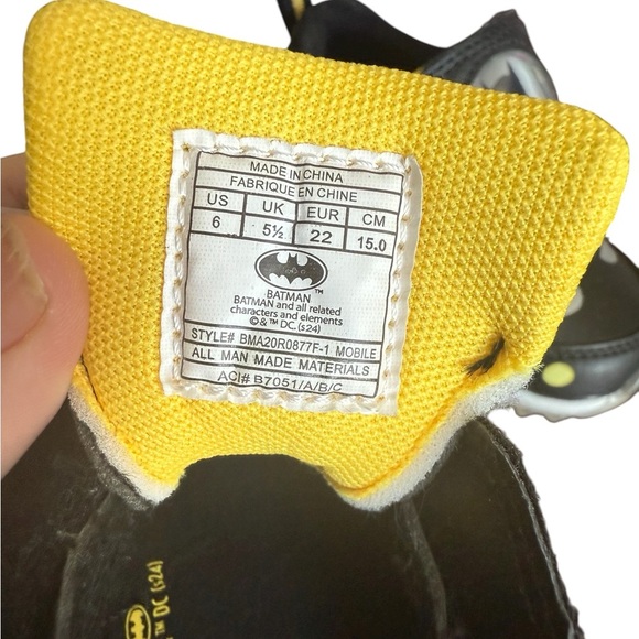 DC Comics Batman Light-Up Sneakers Toddler Size 6 Black Yellow Batmobile Shoes - Picture 8 of 10